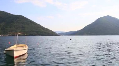 Ahşap tekneler su. Kotor Körfezi içinde Karadağ. Ma