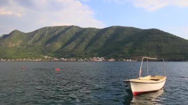 Ahşap tekneler su. Kotor Körfezi içinde Karadağ. Ma