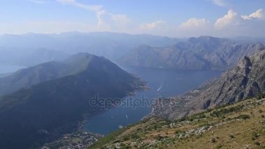 Kotor Körfezi tepelerden. Mount Lovcen için bay göster