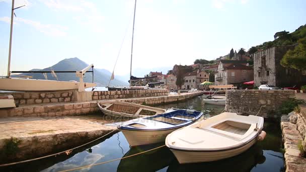 Eski şehir, Perast Kotor Koyu'ndaki, Karadağ kıyısında. İnci — Stok video