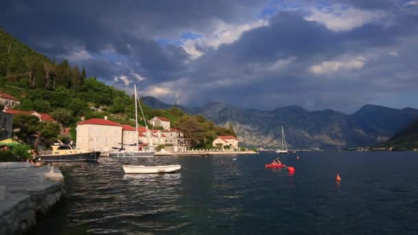 La vieille ville de Perast sur la rive de la baie de Kotor, au Monténégro. Th h — Video
