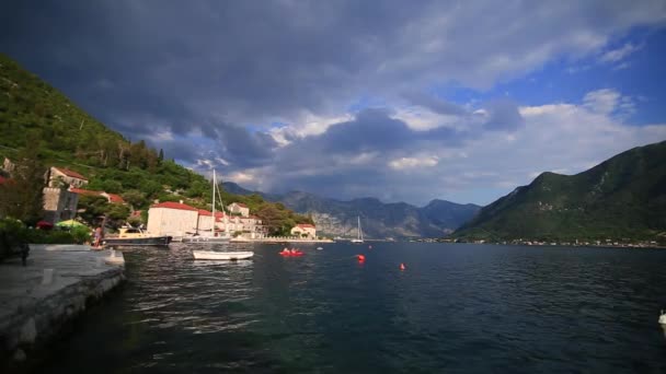 El casco antiguo de Perast en la orilla de la bahía de Kotor, Montenegro. Th — Vídeos de Stock