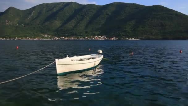 Деревянные лодки на воде. В Которском заливе в Черногории. Ma — стоковое видео