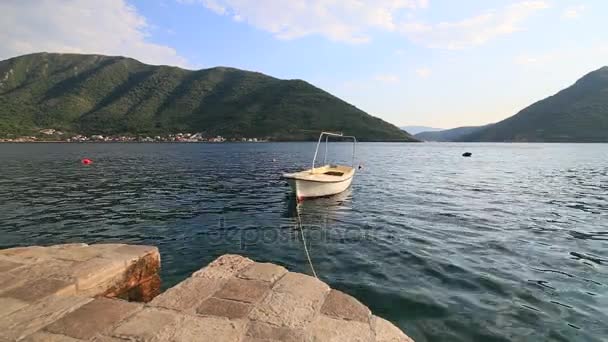 Barche in legno sull'acqua. Nella baia di Kotor in Montenegro. Mamma! — Video Stock