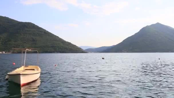 Barche in legno sull'acqua. Nella baia di Kotor in Montenegro. Mamma! — Video Stock