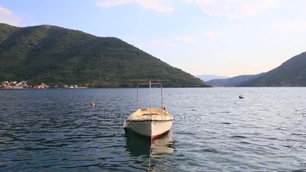 Barcos de madeira na água. Na Baía de Kotor, no Montenegro. Mãe... — Vídeo de Stock
