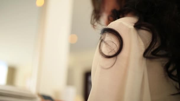 Peinado de la novia de cerca. El peluquero terminó de hacer — Vídeo de stock