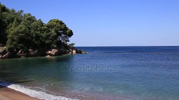 "Queens Beach "en el territorio del parque Milocer, cerca de la v — Vídeo de stock