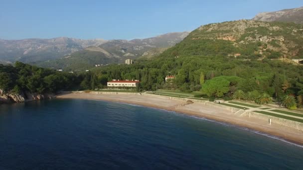 Το πάρκο Milocer, βίλα, παραλία βασίλισσα. Κοντά του νησί του Sveti Stefan — Αρχείο Βίντεο
