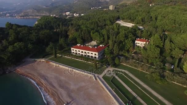 O parque Milocer, Villa, praia Rainha. Perto da ilha de Sveti Stefan — Vídeo de Stock