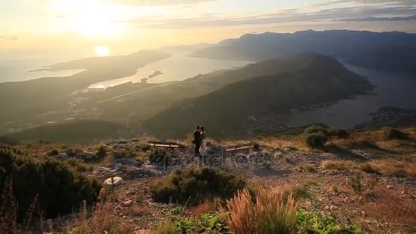 Flicka på en bänk på berget Lovcen, Montenegro. Kotor Bay Vi — Stockvideo