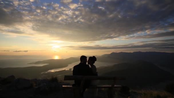 Mädchen auf einer Bank auf dem Berg lovcen, Montenegro. kotor bay vi — Stockvideo