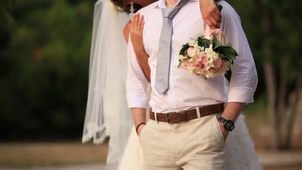 Наречена обіймає нареченого. Весілля Чорногорії — стокове відео