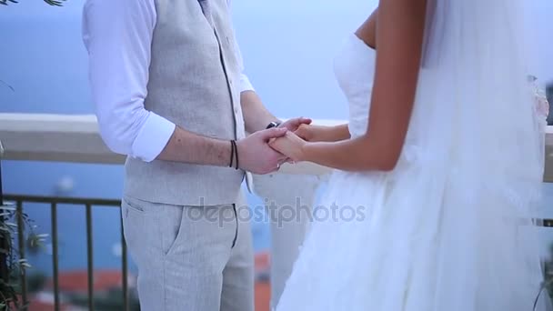 Los recién casados se toman de la mano en la ceremonia de boda. Pareja sosteniendo — Vídeos de Stock