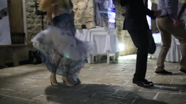 Весільна вечірка. Люди танцюють на весільному бенкеті . — стокове відео
