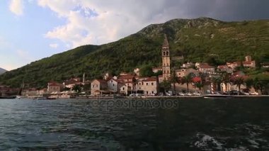 Eski şehir, Perast Kotor Koyu'ndaki, Karadağ kıyısında. İnci
