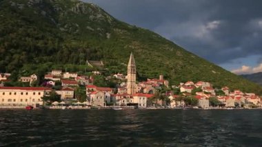 Eski şehir, Perast Kotor Koyu'ndaki, Karadağ kıyısında. İnci