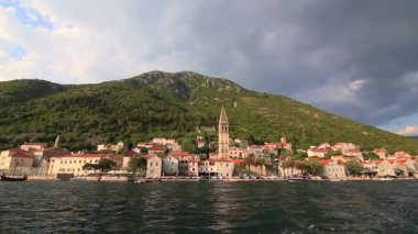 Eski şehir, Perast Kotor Koyu'ndaki, Karadağ kıyısında. İnci