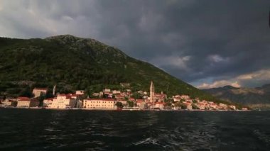 Eski şehir, Perast Kotor Koyu'ndaki, Karadağ kıyısında. İnci