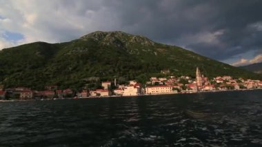 Eski şehir, Perast Kotor Koyu'ndaki, Karadağ kıyısında. İnci