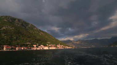 Eski şehir, Perast Kotor Koyu'ndaki, Karadağ kıyısında. İnci