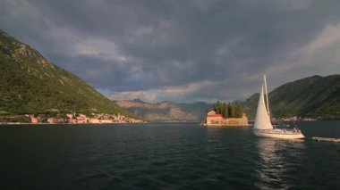 Yatlar, tekneler, gemiler Kotor Koyu'nun içinde Adriyatik Denizi, Karadağ