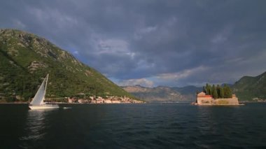 Yatlar, tekneler, gemiler Kotor Koyu'nun içinde Adriyatik Denizi, Karadağ