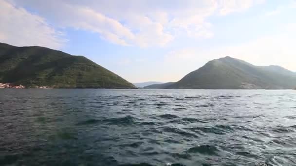 A sziget a Gospa od Skrpjela, Kotor-öböl, Montenegro. — Stock videók