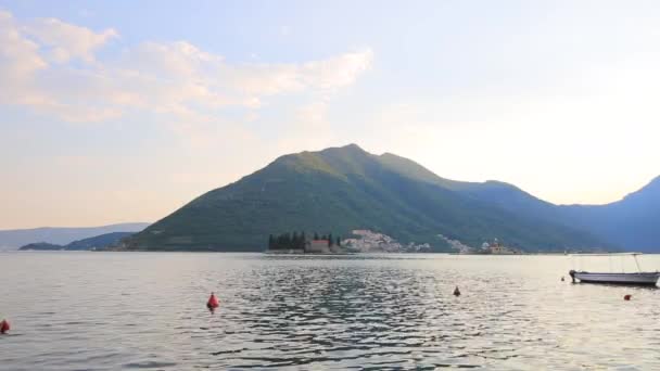 L'isola di Gospa od Skrpjela, Kotor Bay, Montenegro . — Video Stock