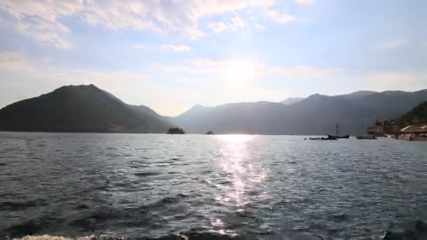 Het eiland Gospa od Skrpjela, baai van Kotor, Montenegro. — Stockvideo