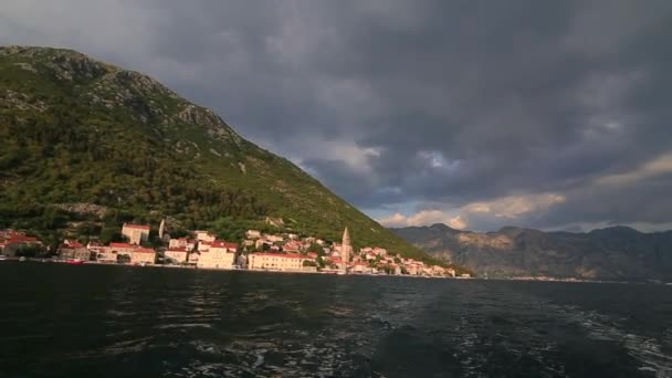 Eski şehir, Perast Kotor Koyu'ndaki, Karadağ kıyısında. İnci — Stok video