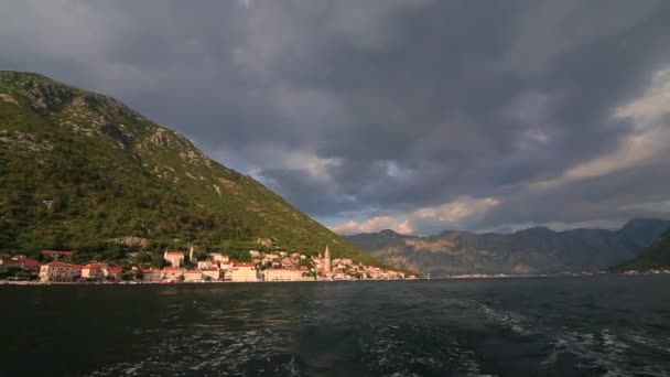 De oude stad van Perast aan de oever van de baai van Kotor, Montenegro. Th — Stockvideo