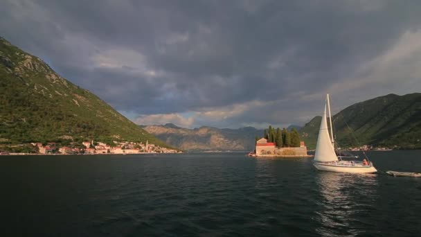 Yates, barcos, barcos en la Bahía de Kotor, Mar Adriático, Montenegro — Vídeos de Stock