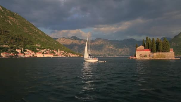 Iahturi, bărci, nave în Golful Kotor, Marea Adriatică, Muntenegru — Videoclip de stoc