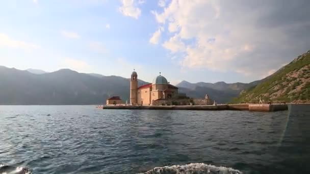 Ostrov Gospa od Skrpjela, Durmitor, Černá Hora. — Stock video