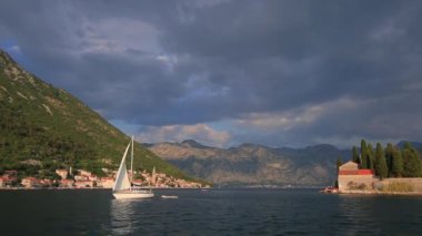 Yatlar, tekneler, gemiler Kotor Koyu'nun içinde Adriyatik Denizi, Karadağ