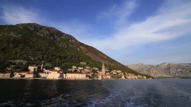 Eski şehir, Perast Kotor Koyu'ndaki, Karadağ kıyısında. İnci