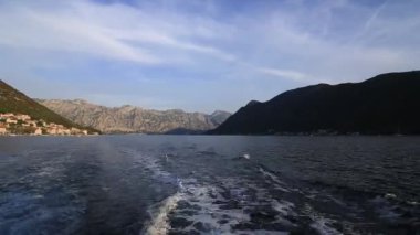 Kotor Koyu'ndaki Karadağ. Dağlar ve kanyonlar, deniz.