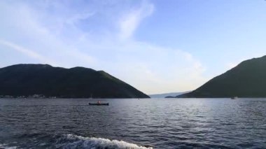 Kotor Koyu'ndaki Karadağ. Dağlar ve kanyonlar, deniz.