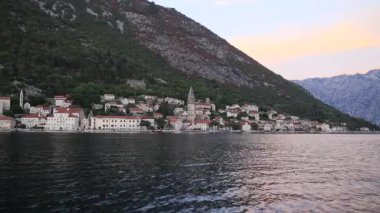Eski şehir, Perast Kotor Koyu'ndaki, Karadağ kıyısında. İnci