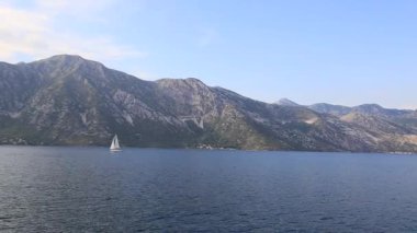 Yatlar, tekneler, gemiler Kotor Koyu'nun içinde Adriyatik Denizi, Karadağ