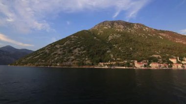 Eski şehir, Perast Kotor Koyu'ndaki, Karadağ kıyısında. İnci