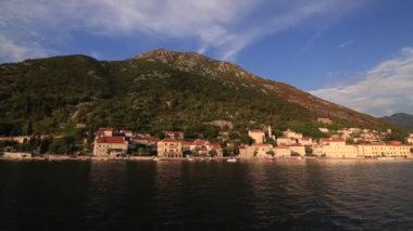 Eski şehir, Perast Kotor Koyu'ndaki, Karadağ kıyısında. İnci