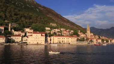 Eski şehir, Perast Kotor Koyu'ndaki, Karadağ kıyısında. İnci