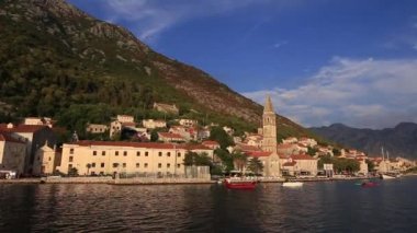 Eski şehir, Perast Kotor Koyu'ndaki, Karadağ kıyısında. İnci