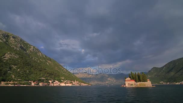 Ostrov Gospa od Skrpjela, Durmitor, Černá Hora. — Stock video