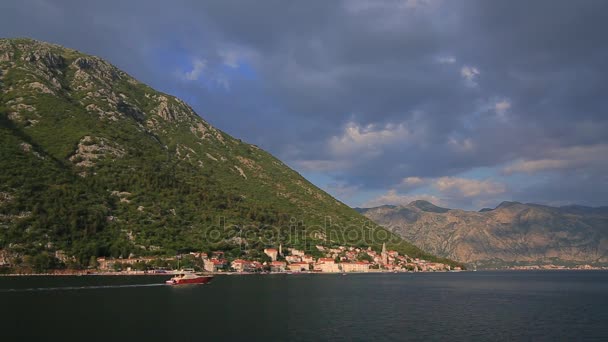 Eski şehir, Perast Kotor Koyu'ndaki, Karadağ kıyısında. İnci — Stok video