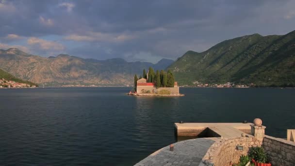 Het eiland Gospa od Skrpjela, baai van Kotor, Montenegro. — Stockvideo