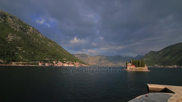 La isla de Gospa od Skrpjela, Kotor Bay, Montenegro . — Vídeos de Stock