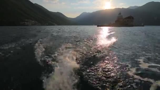 Wyspą Gospa od Škrpjela, Zatoka Kotor, Czarnogóra. — Wideo stockowe